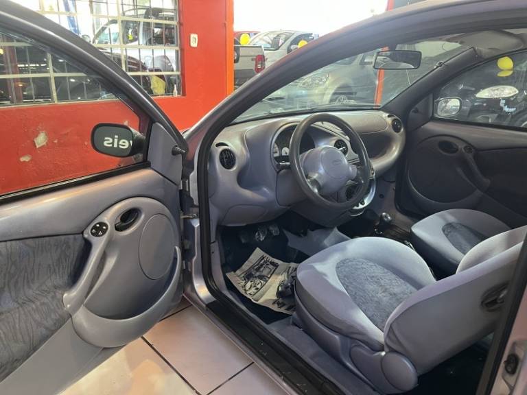 FORD - KA - 1998/1999 - Cinza - R$ 16.900,00
