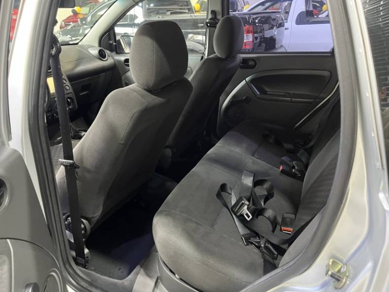 FORD - FIESTA - 2006/2007 - Prata - R$ 25.900,00