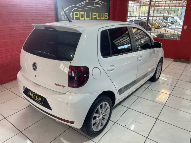 VOLKSWAGEN - FOX - 2013/2014 - Branca - R$ 43.900,00