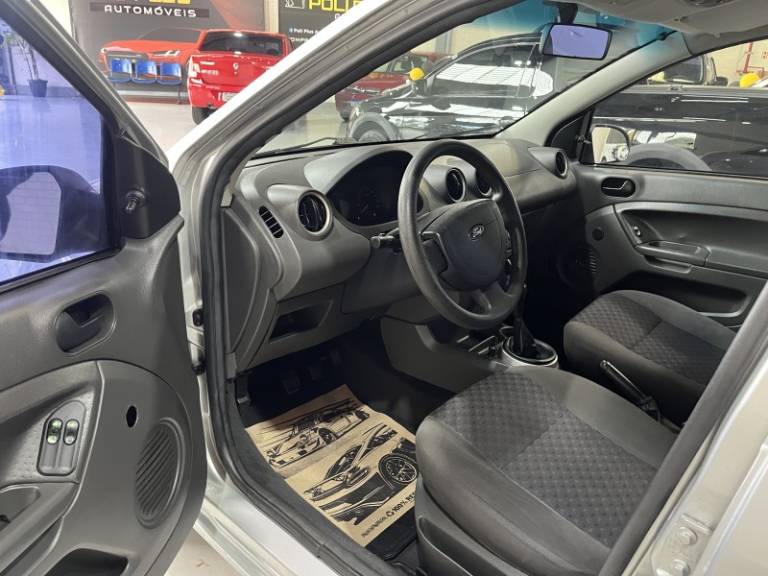 FORD - FIESTA - 2006/2007 - Prata - R$ 25.900,00
