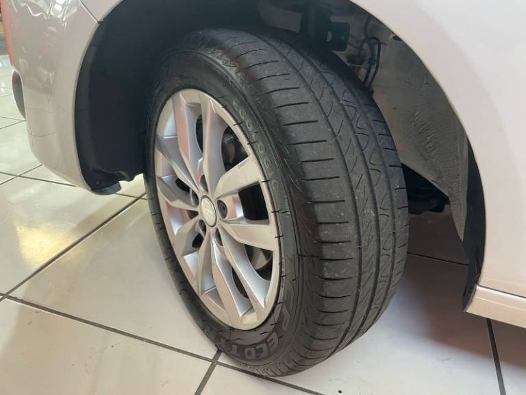 VOLKSWAGEN - FOX - 2013/2014 - Branca - R$ 43.900,00