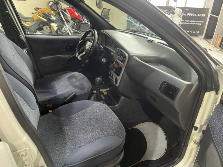 FIAT - PALIO - 2002/2002 - Branca - R$ 21.900,00