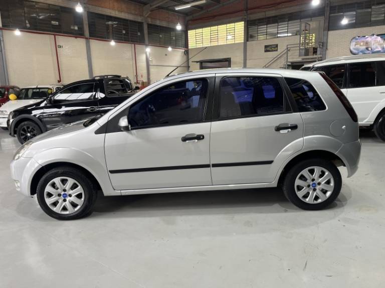 FORD - FIESTA - 2006/2007 - Prata - R$ 25.900,00