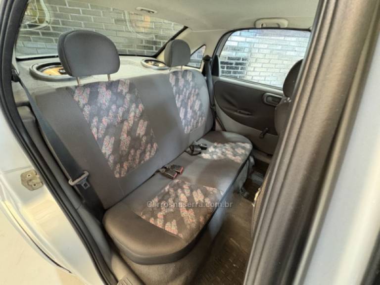 CHEVROLET - CORSA - 2003/2004 - Prata - R$ 19.900,00