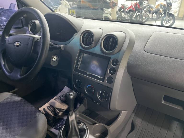 FORD - FIESTA - 2006/2007 - Prata - R$ 25.900,00