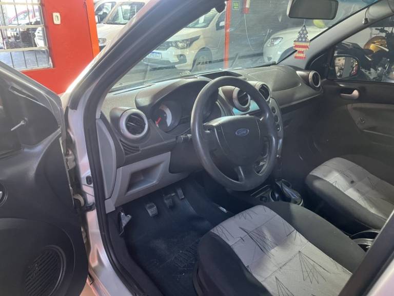 FORD - FIESTA - 2007/2008 - Prata - R$ 24.900,00
