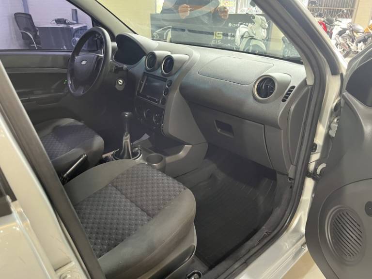 FORD - FIESTA - 2006/2007 - Prata - R$ 25.900,00