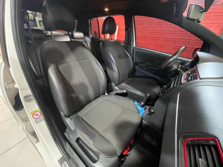 VOLKSWAGEN - FOX - 2013/2014 - Branca - R$ 43.900,00