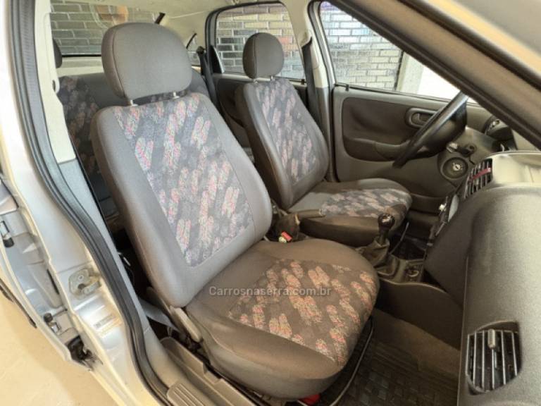 CHEVROLET - CORSA - 2003/2004 - Prata - R$ 19.900,00